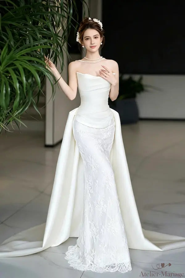 Vue de face, robe de mariée sirène bohème avec traîne et perles