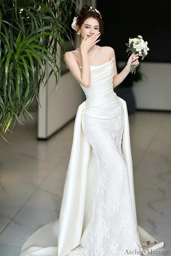 Robe de mariée sirène bohème chic, modèle main sur la poitrine