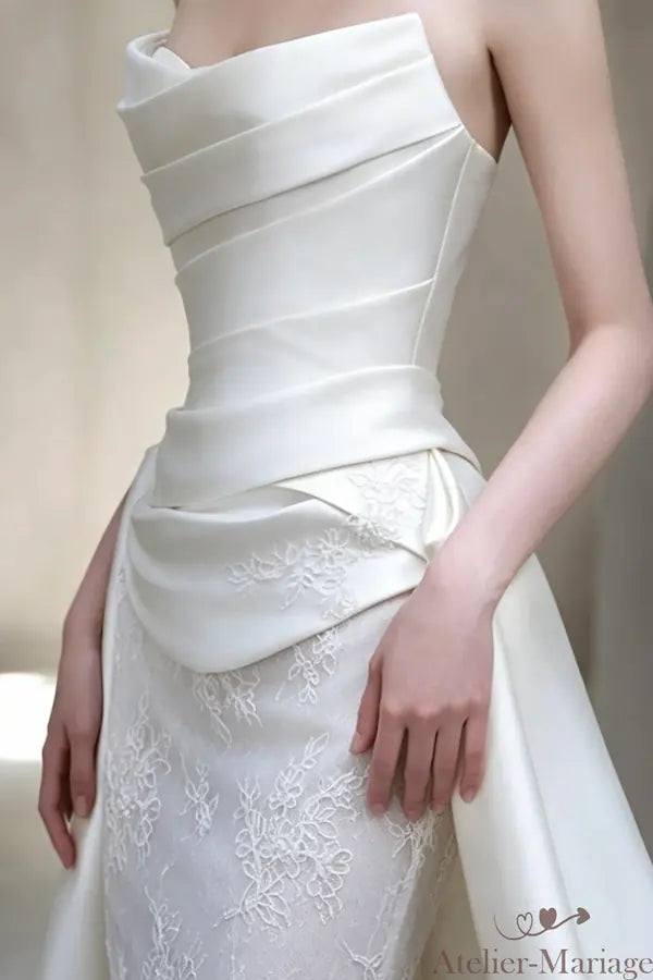 Vue rapprochée, robe de mariée sirène bohème pose élégante