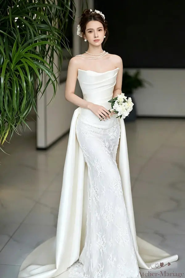 Portrait, mariée en robe sirène bohème tenant un bouquet