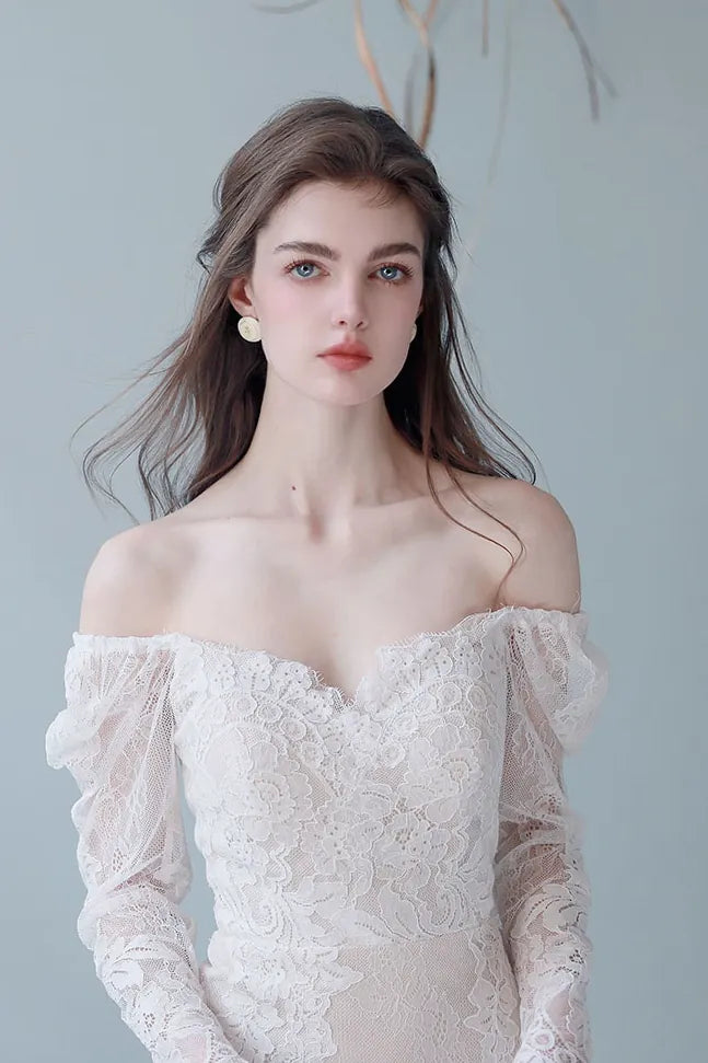 Détail décolleté bardot robe mariée dentelle florale épaules nues romantique