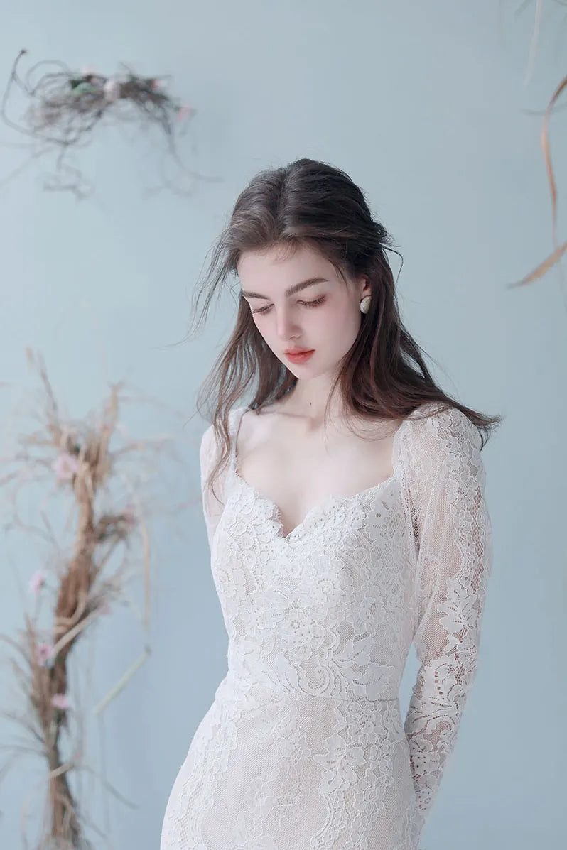 Gros plan décolleté coeur robe mariée dentelle effet seconde peau