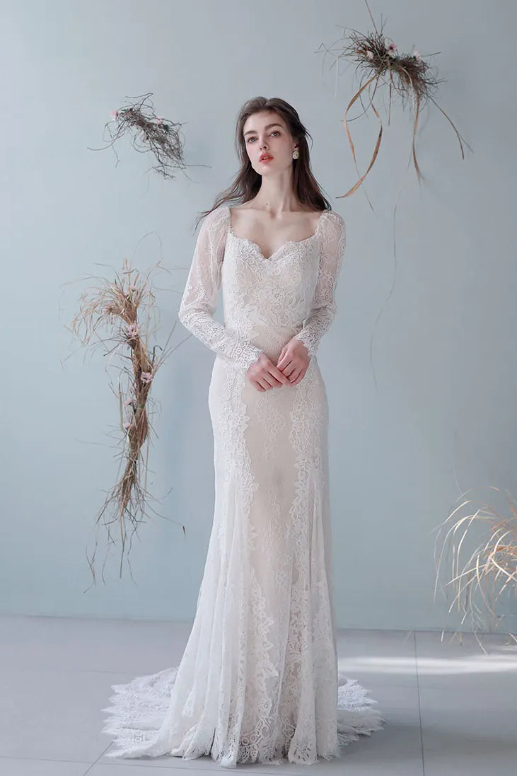 Robe de mariée fourreau en dentelle florale avec manches longues effet tatouage