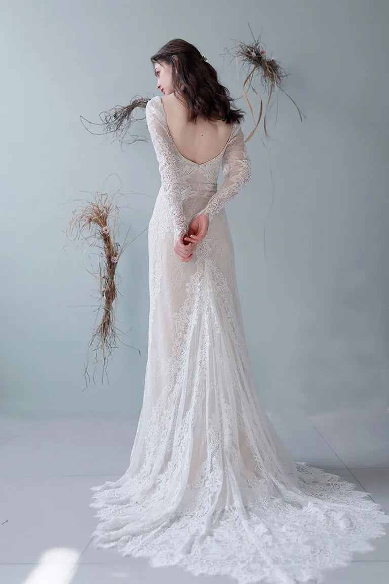 Vue arrière robe mariée sirène dentelle dos nu traîne festonnée