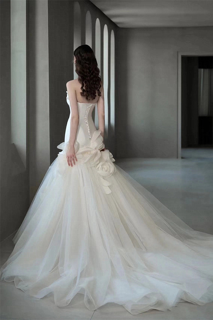 Vue de dos d'une robe de mariée sirène montrant la fermeture à lacet corsetée.