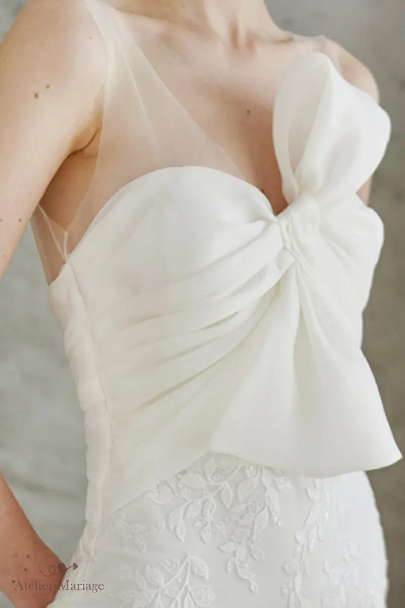 Vue de face de la robe de mariée sirène dos nu en dentelle bohème chic