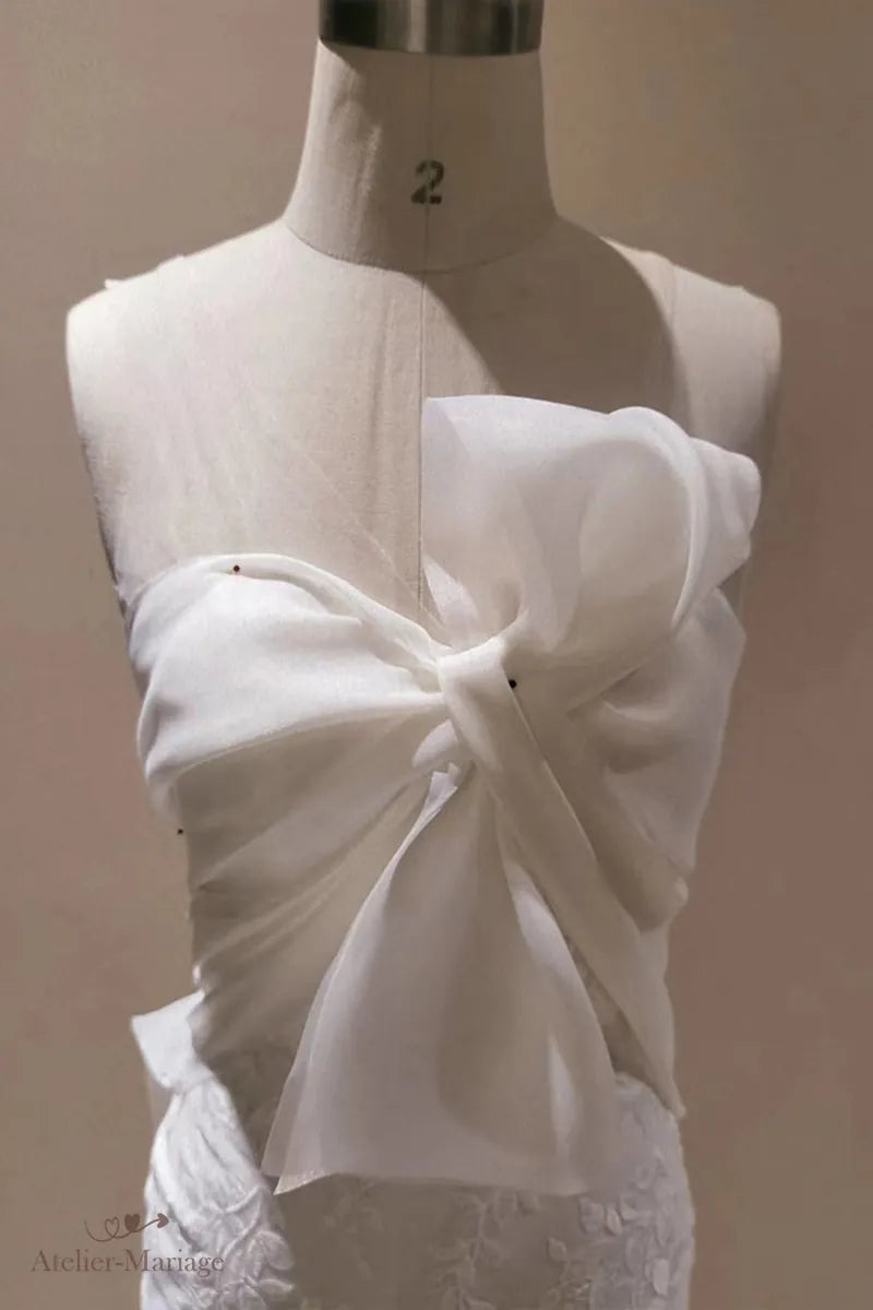 Gros plan du buste de la robe de mariée sirène dos nu en dentelle bohème chic
