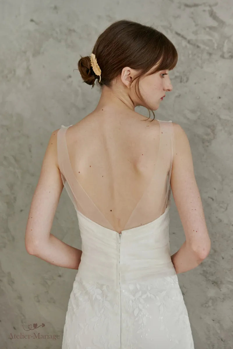 Gros plan du dos de la robe de mariée sirène dos nu en dentelle bohème chic