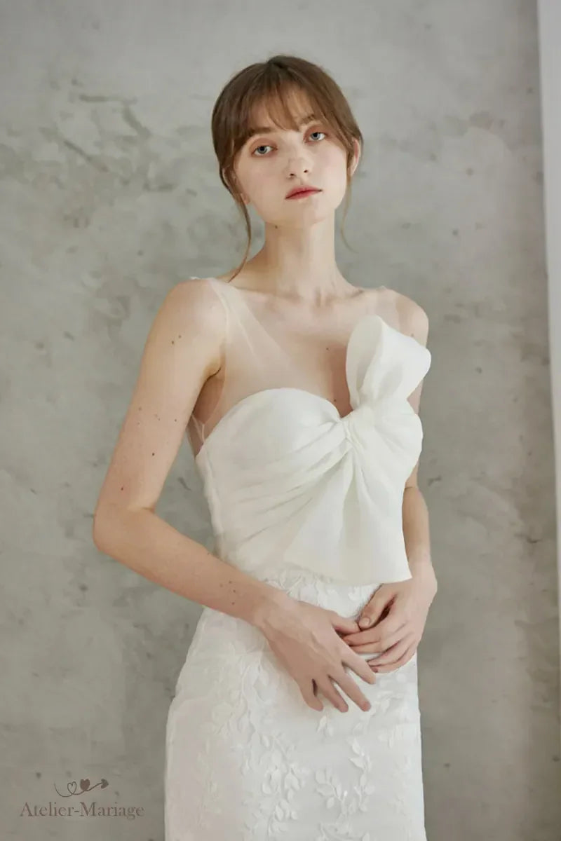 Gros plan du buste de la robe de mariée sirène dos nu en dentelle bohème chic