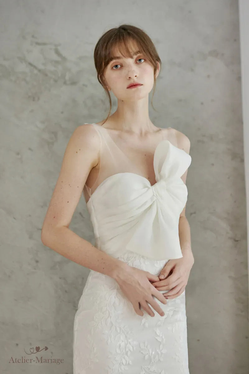 Gros plan du buste de la robe de mariée sirène dos nu en dentelle bohème chic