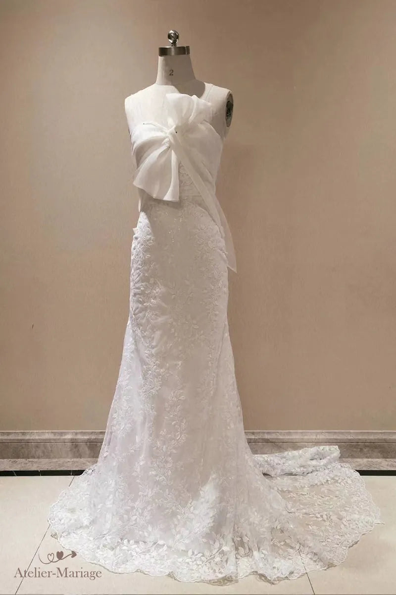 Vue entière de la robe de mariée sirène dos nu en dentelle bohème chic