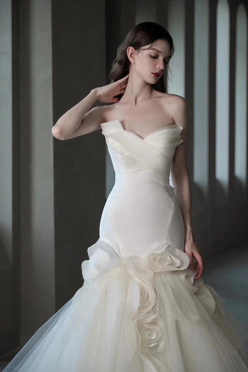 Robe de mariée sirène moderne et chic en satin et tulle sur mesure.