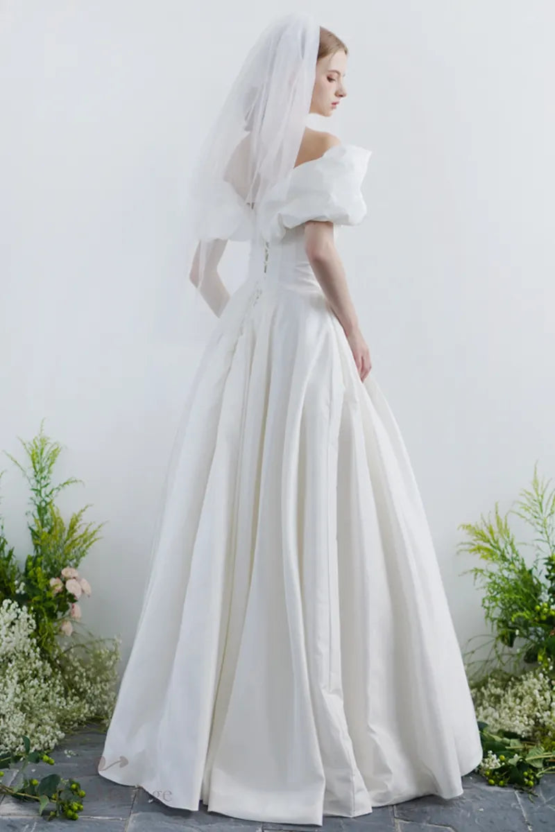 Profil de la mariée portant une robe en soie taffetas à épaules dénudées