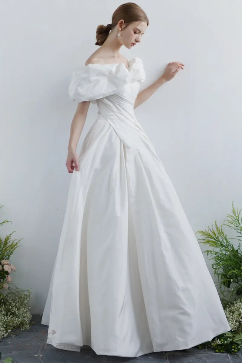 Mariée portant une robe en soie taffetas à épaules dénudées avec allure divine