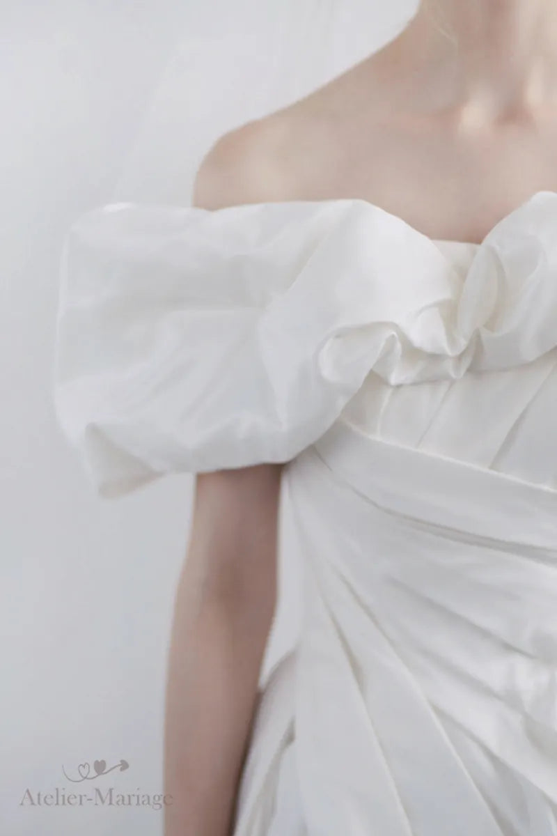 Épaule droite de robe de mariée en soie taffetas à épaules dénudées