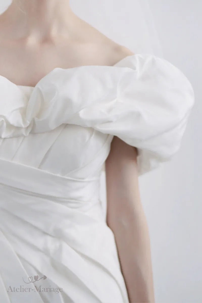 Épaule gauche de robe de mariée en soie taffetas à épaules dénudées
