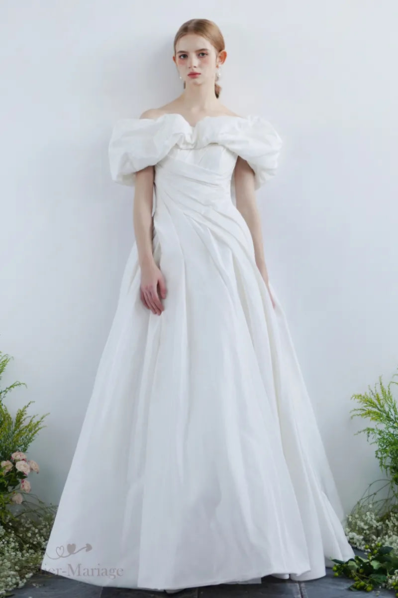 Vue complète de la mariée portant une robe en soie taffetas à épaules dénudées