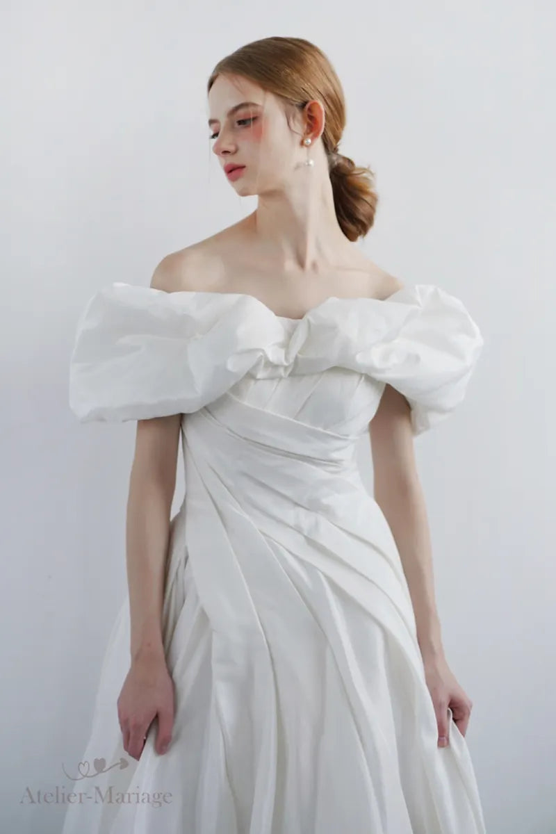 Robe de mariée en soie taffetas à épaules dénudées élégante