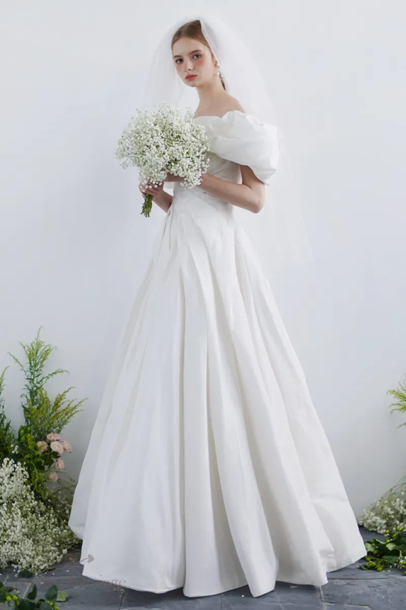 Mariée portant une robe en soie taffetas à épaules dénudées avec allure divine