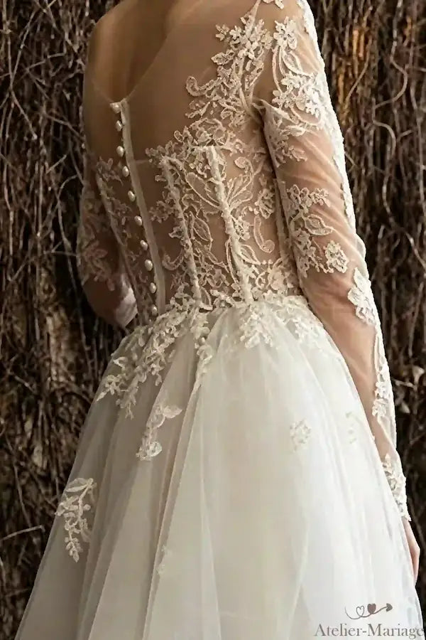 Dentelle florale 3D sur tulle transparent représente un encolure bateau de la robe de mariée Atelier-Mariage
