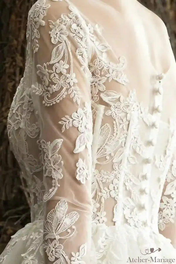 Mouvement du tulle plissé et main de la mariée, détail de la jupe
