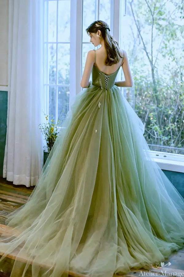 Robe de mariée couleur vert sauge en tulle féerique avec dos nu