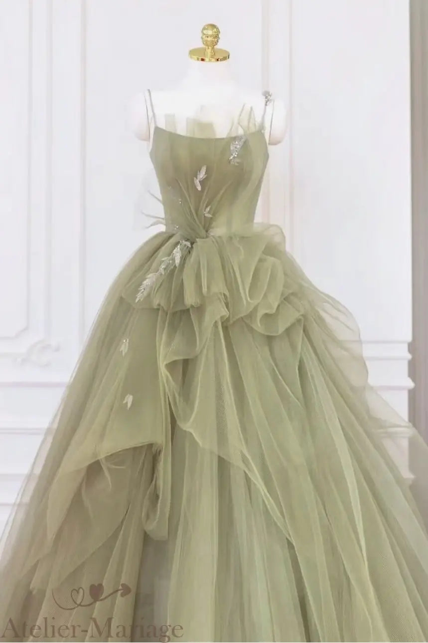 Robe de mariée bohème vert sauge sur-mesure présentée dans notre atelier.