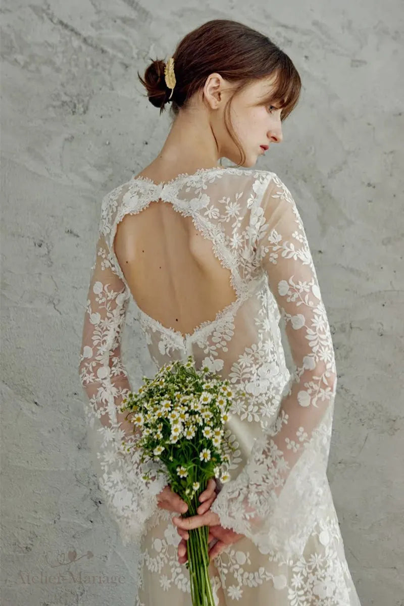 Robe de mariée vintage bohème à manches longues et dos nu avec allure élégante