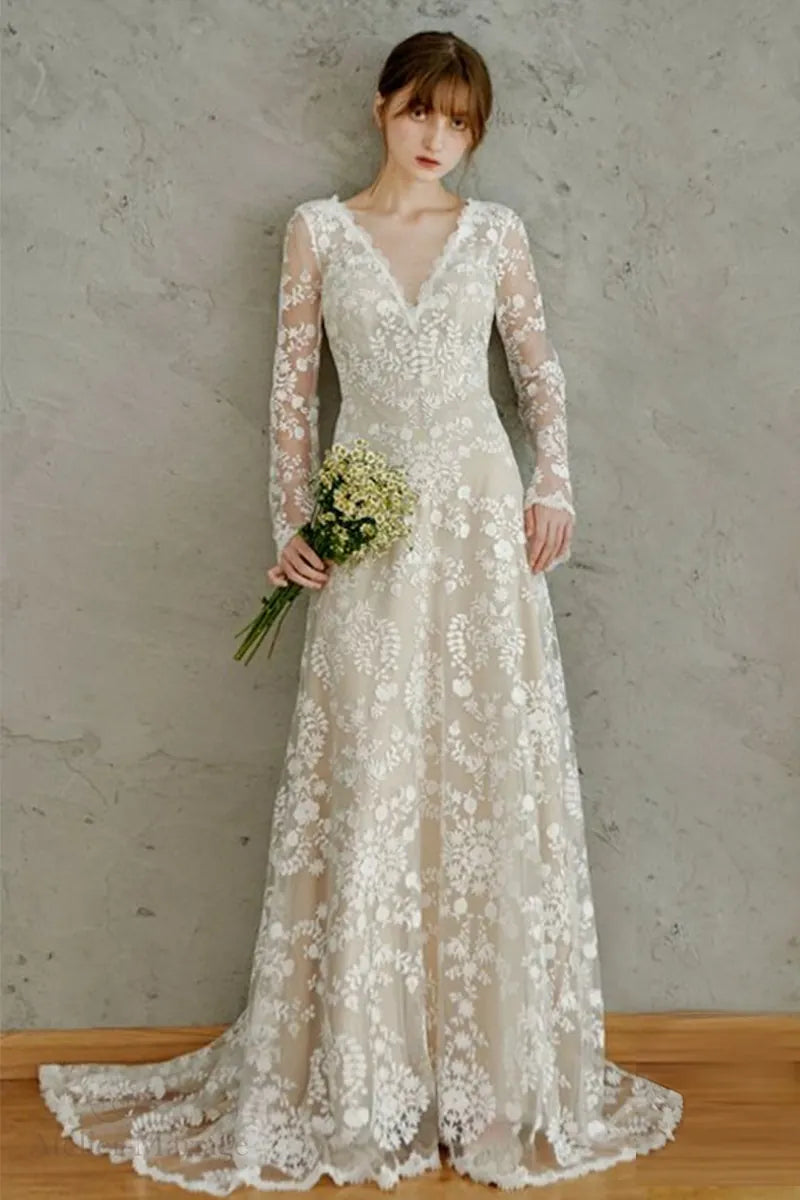 Mariée portant une robe vintage bohème à manches longues et dos nu, allure divine