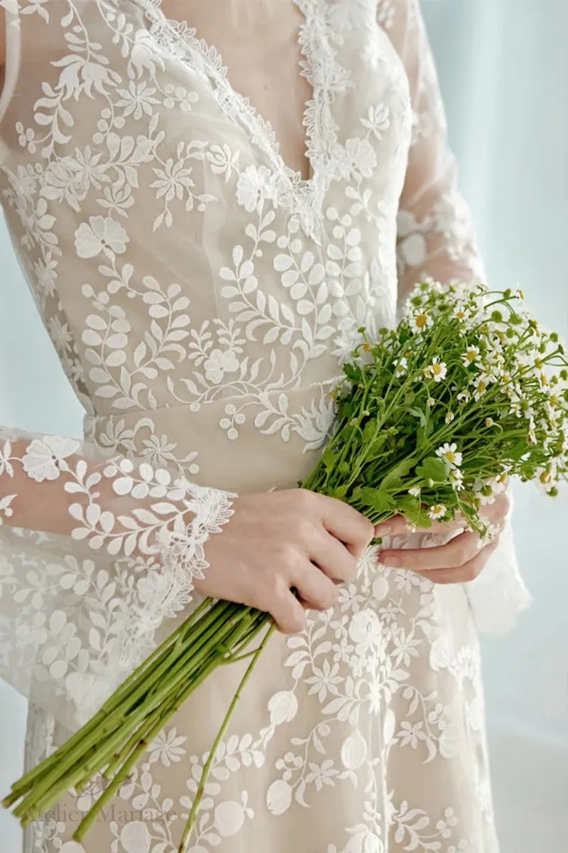 Détail du tissu de robe de mariée vintage bohème à manches longues et dos nu