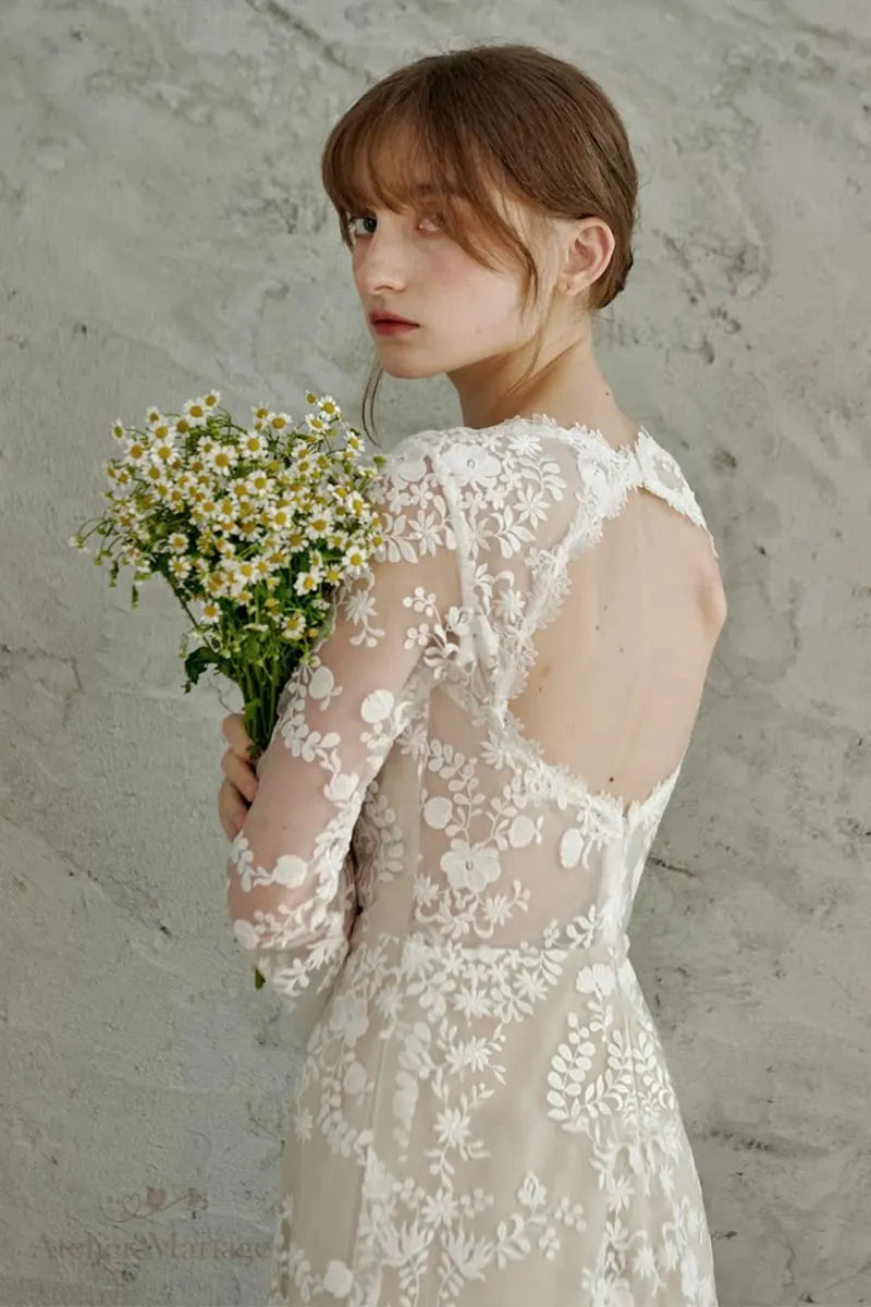 Dos de la mariée portant une robe vintage bohème à manches longues et dos nu