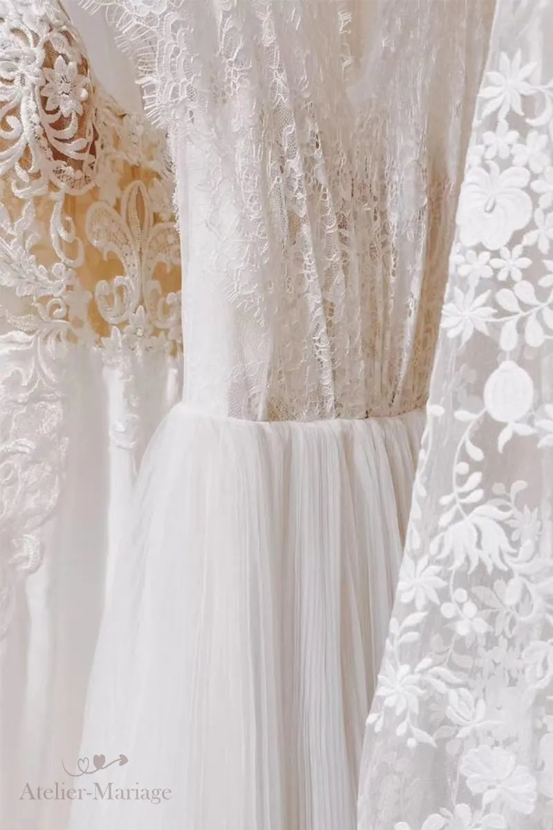 Détail du tissu de robe de mariée vintage bohème à manches longues et dos nu