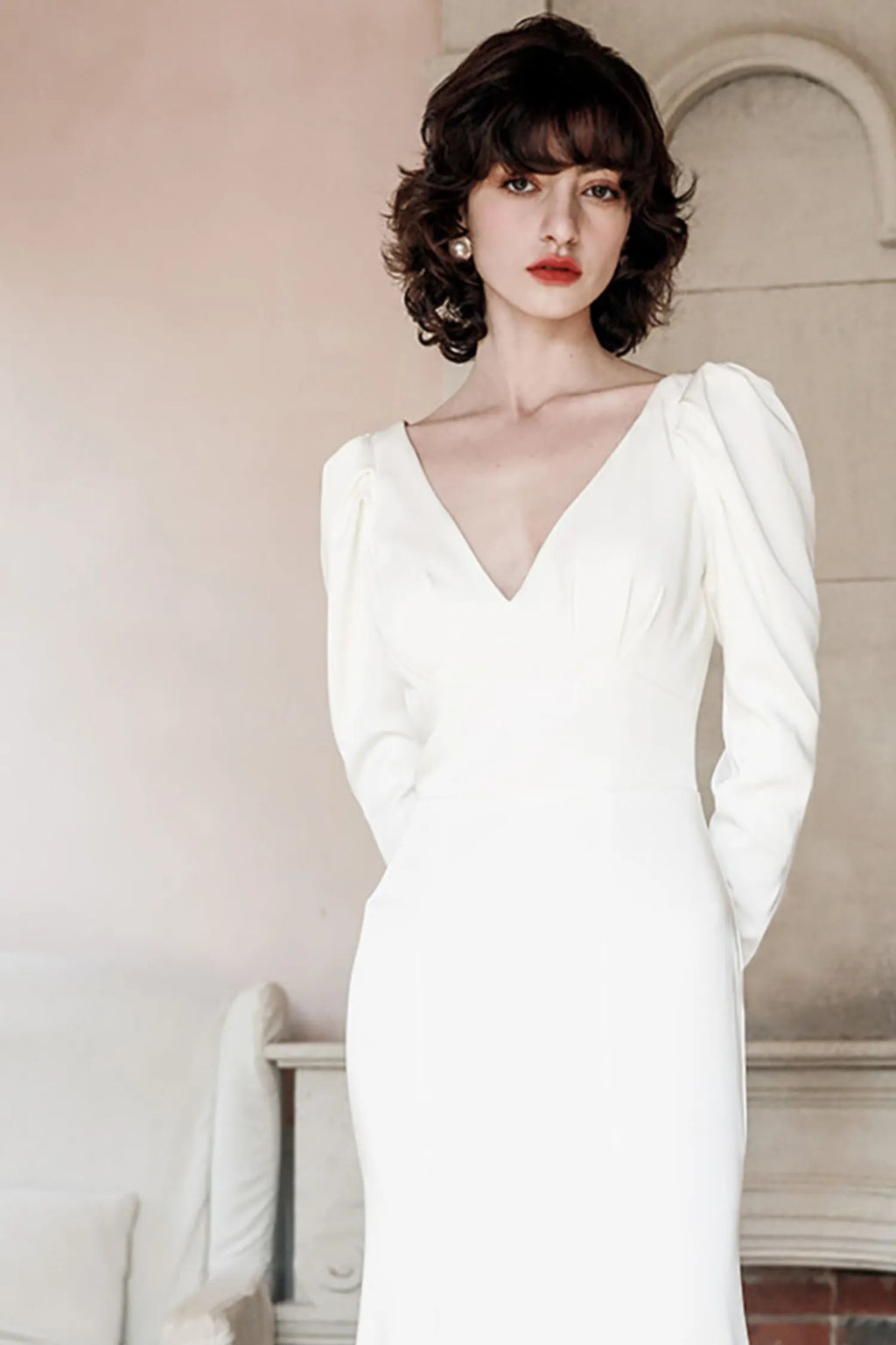 Robe de mariée minimaliste satin blanc col V manches gigot style rétro chic