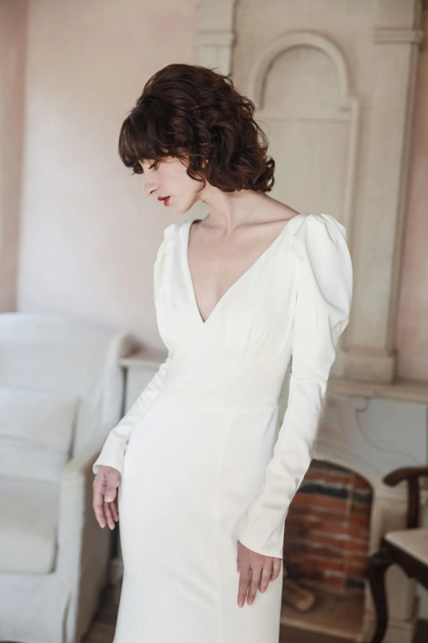 Détail décolleté V plongeant robe mariée vintage manches longues épaules structurées