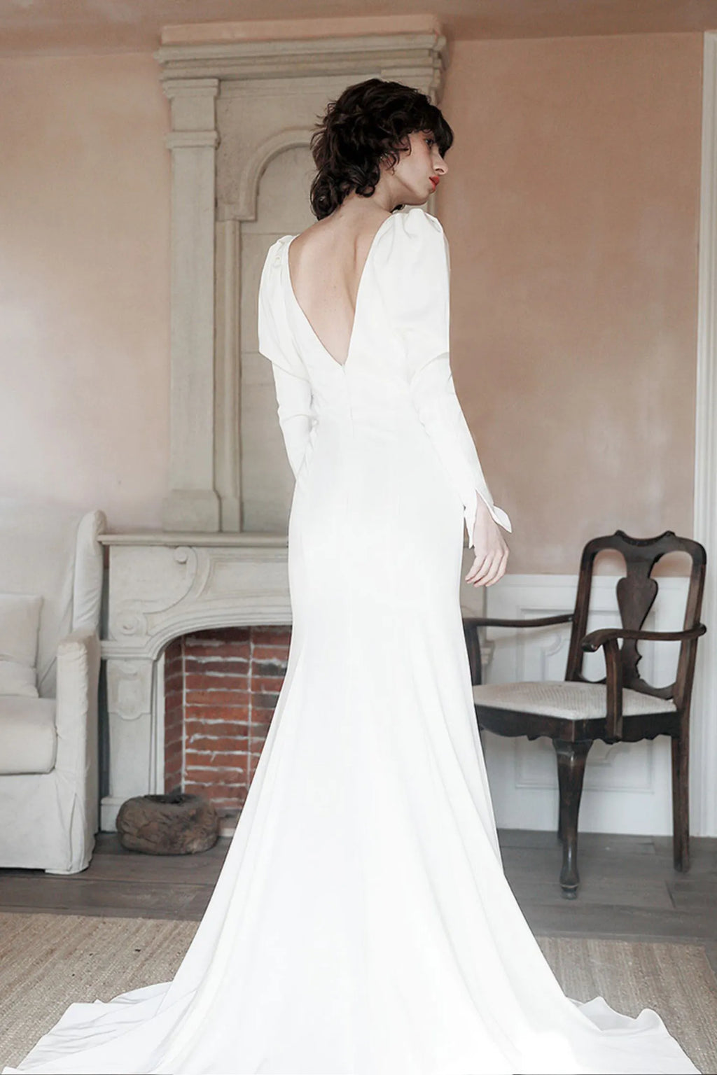 Robe mariée dos nu satin blanc traîne cathédrale coupe sirène élégante