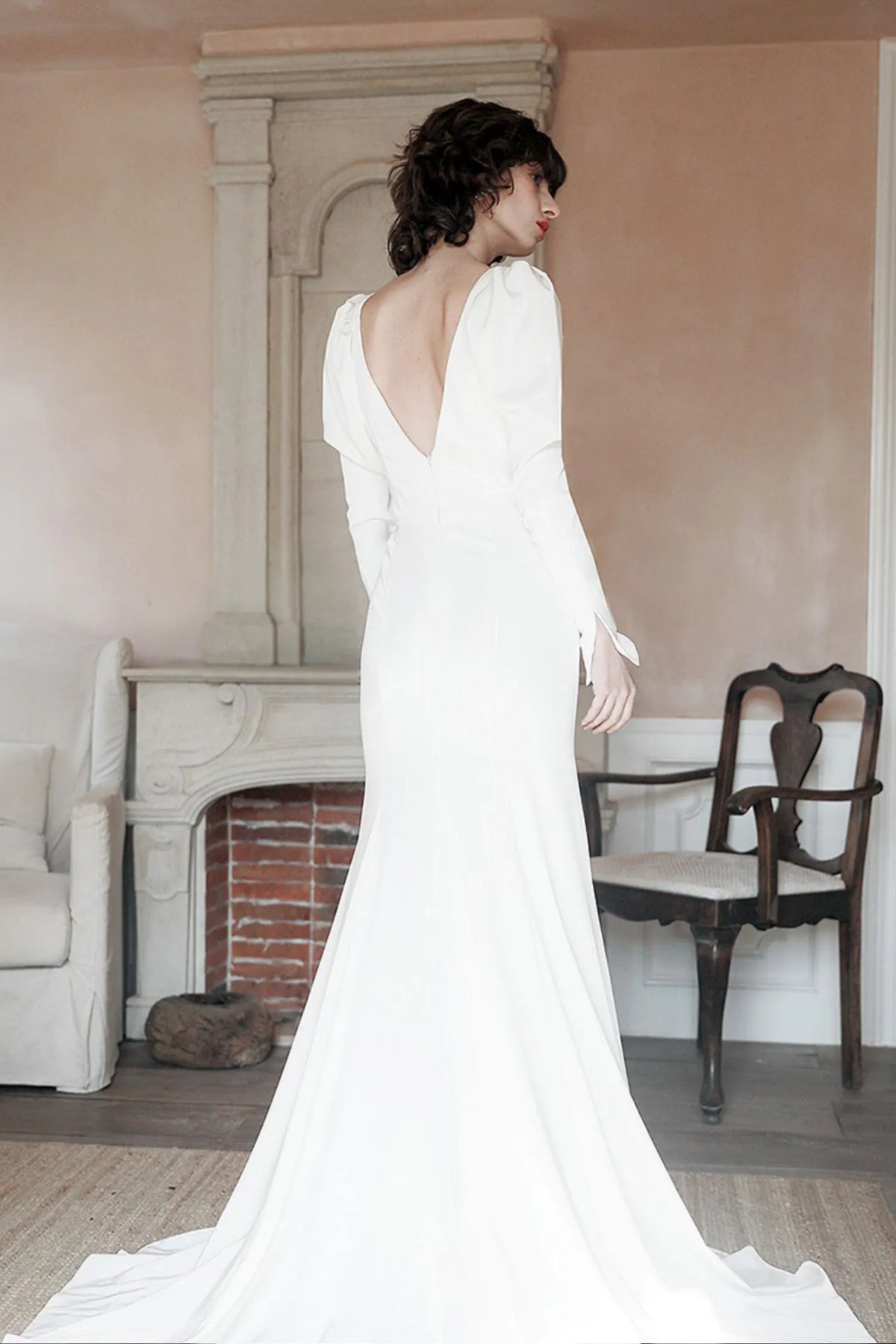 Robe mariée dos nu satin blanc traîne cathédrale coupe sirène élégante