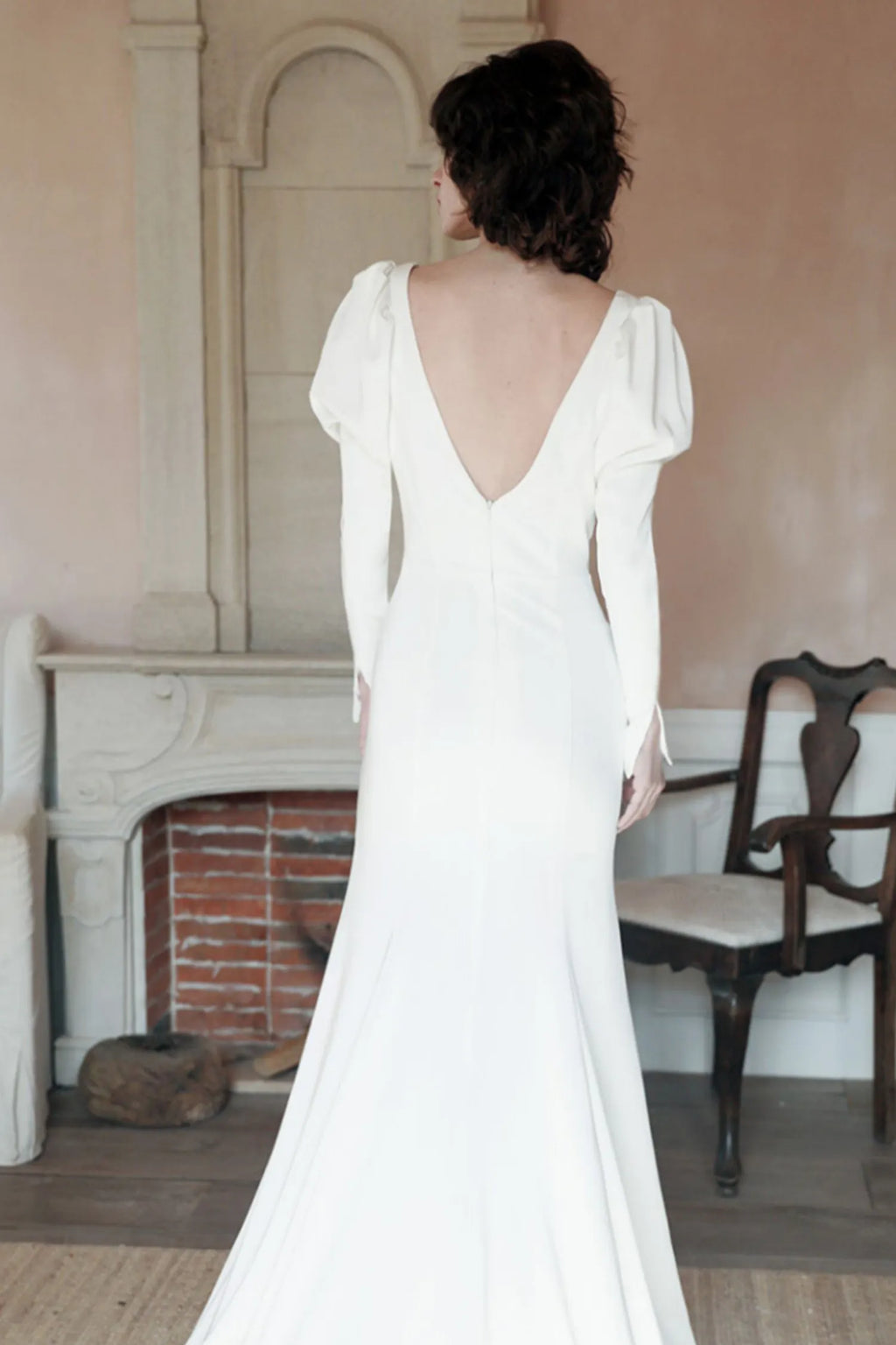 Robe de mariée vintage satin dos nu décolleté V profond manches longues bouffantes