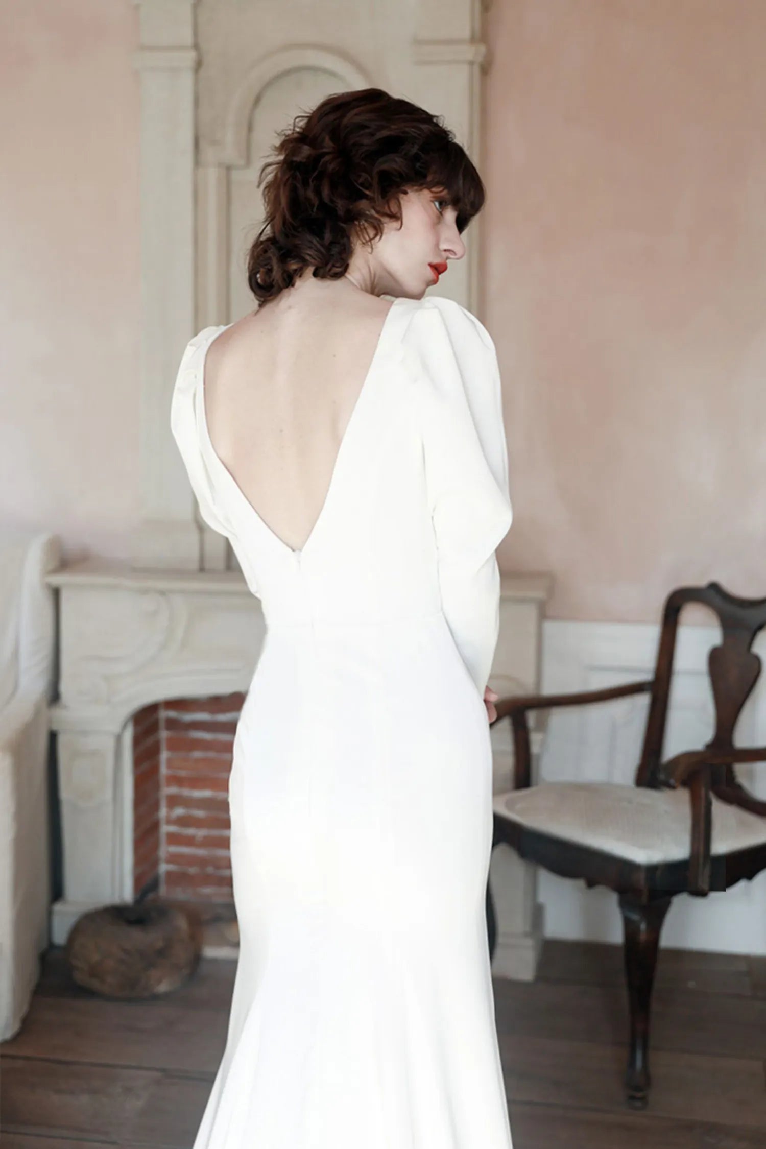 Dos nu V profond robe mariée vintage satin manches bouffantes taille marquée