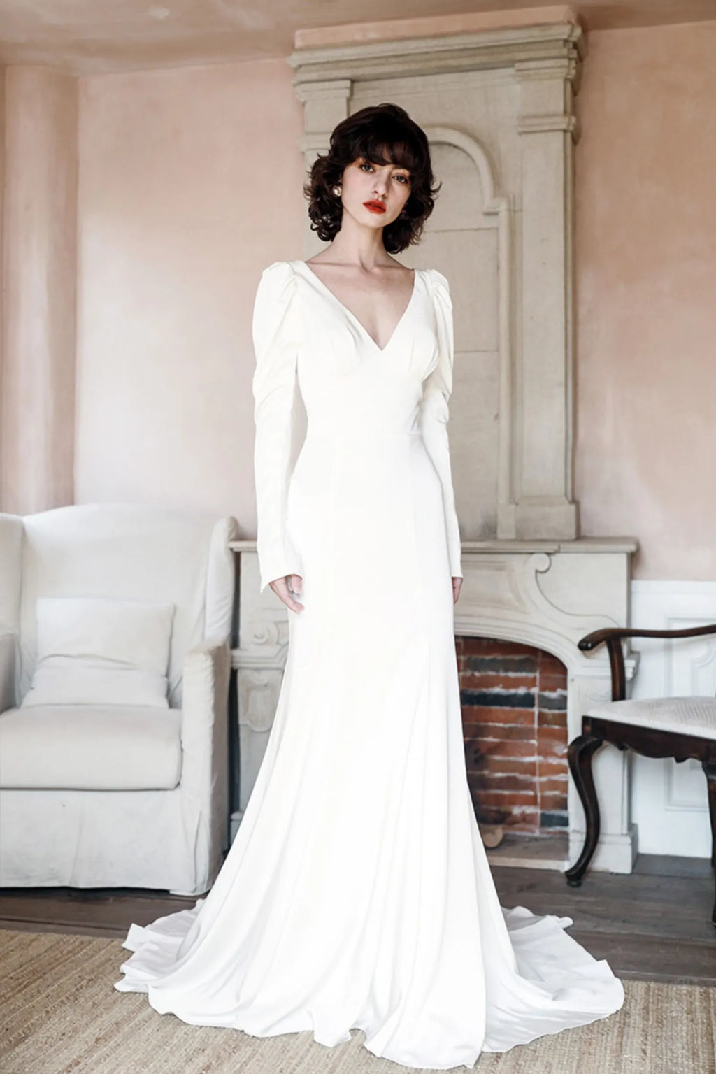 Robe de mariée simple satin décolleté V manches longues coupe fourreau élégante