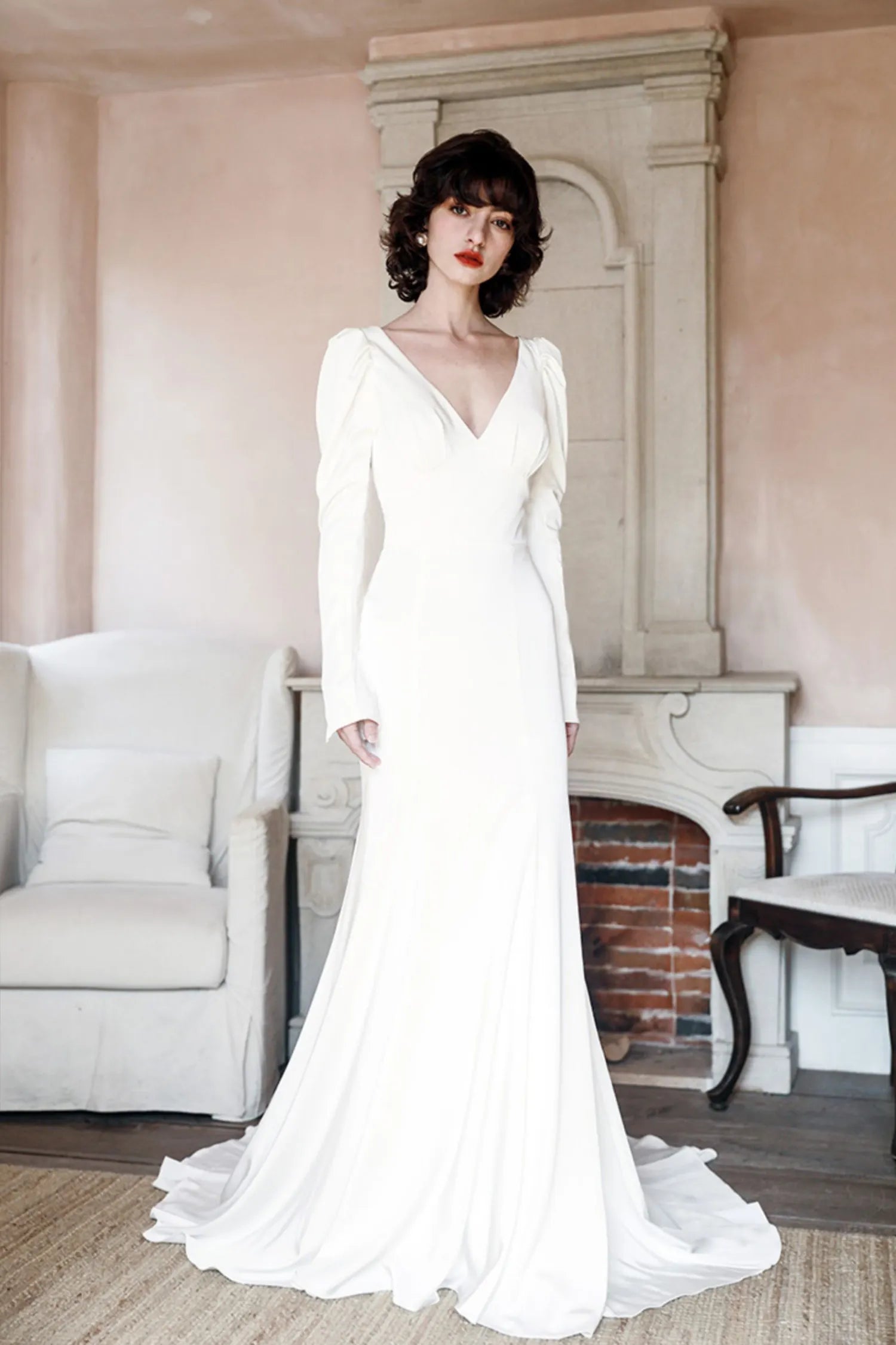 Robe de mariée simple satin décolleté V manches longues coupe fourreau élégante