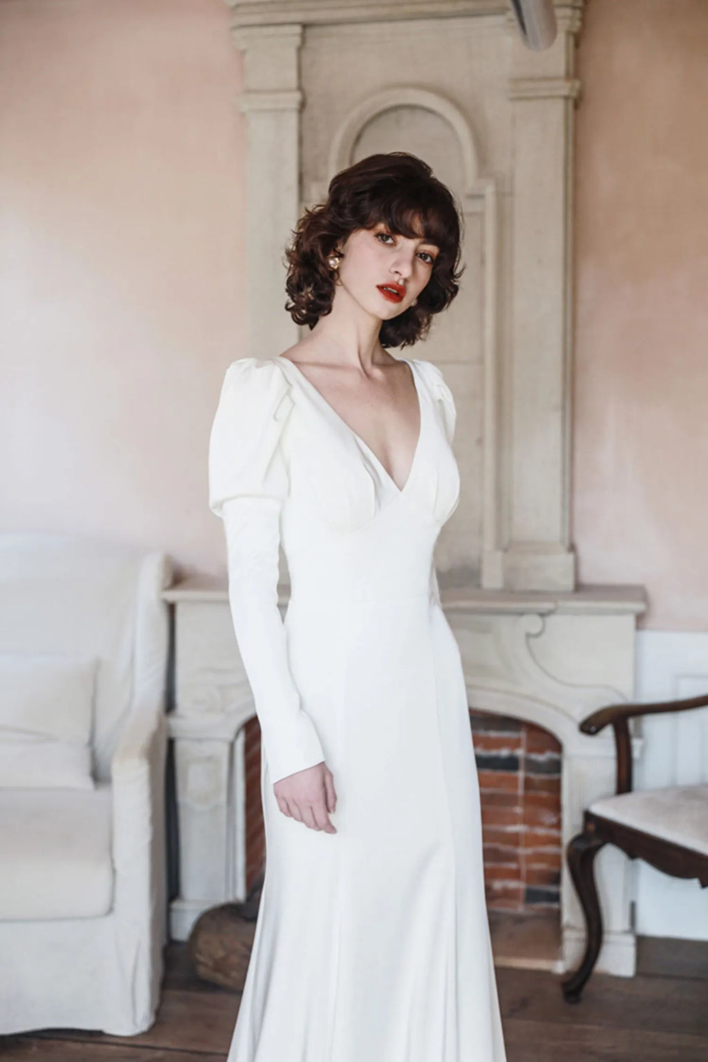 Profil robe de mariée coupe sirène satin manches bouffantes col V avant