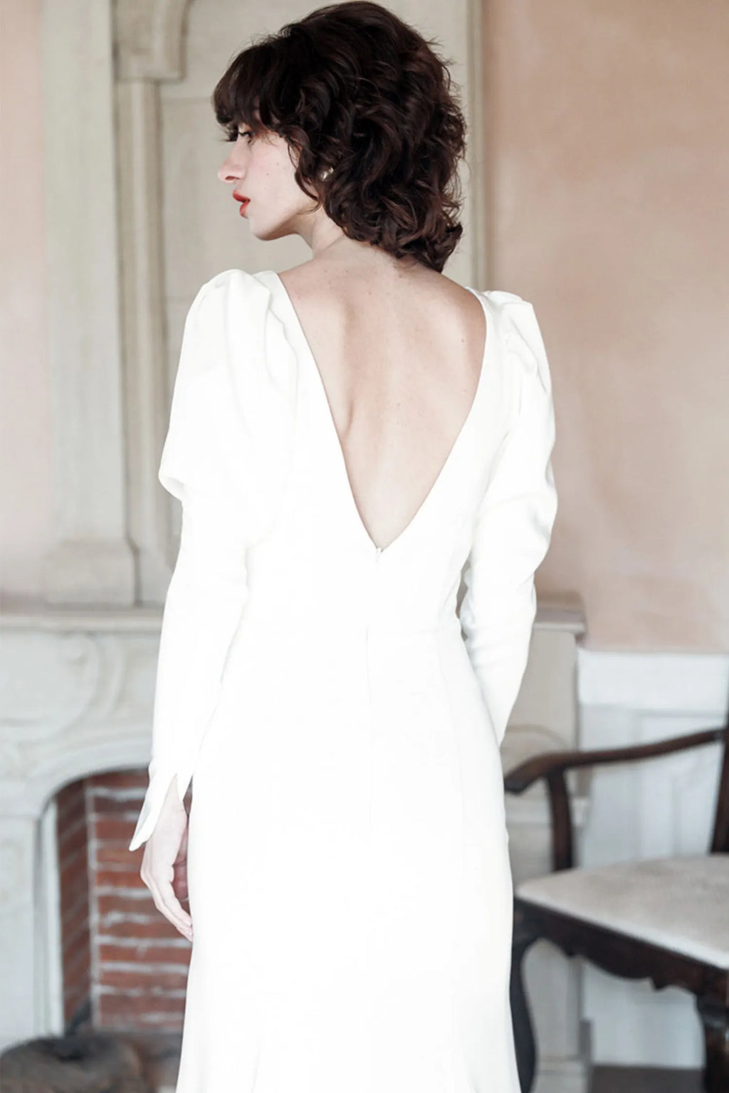 Vue dos robe mariée vintage décolleté nu en V manches longues satin