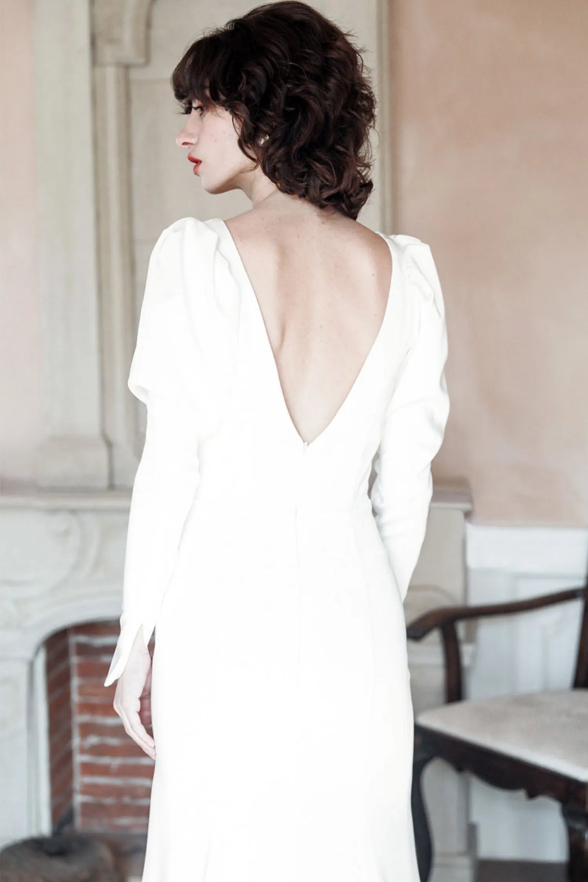 Vue dos robe mariée vintage décolleté nu en V manches longues satin