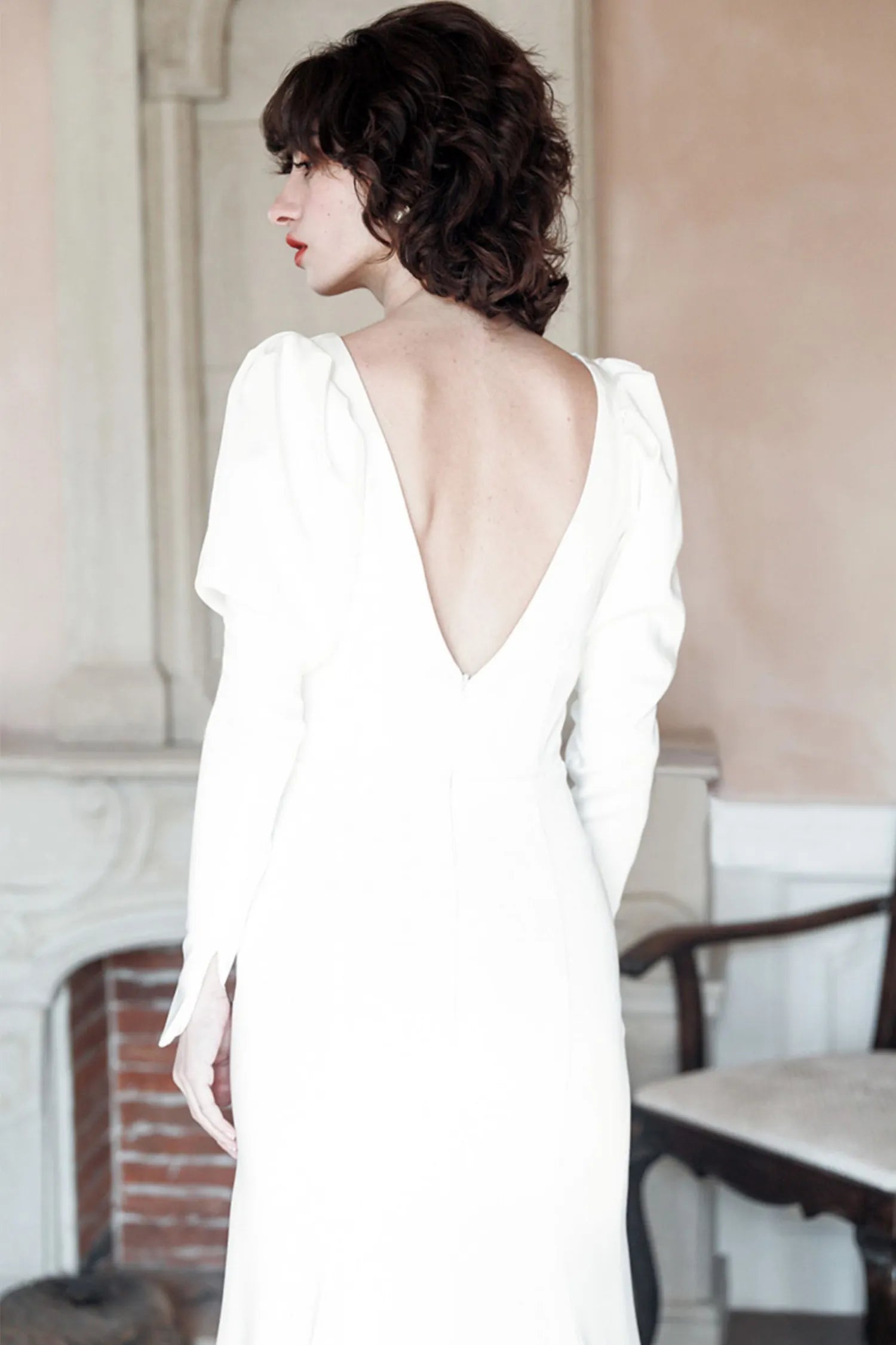 Vue dos robe mariée vintage décolleté nu en V manches longues satin