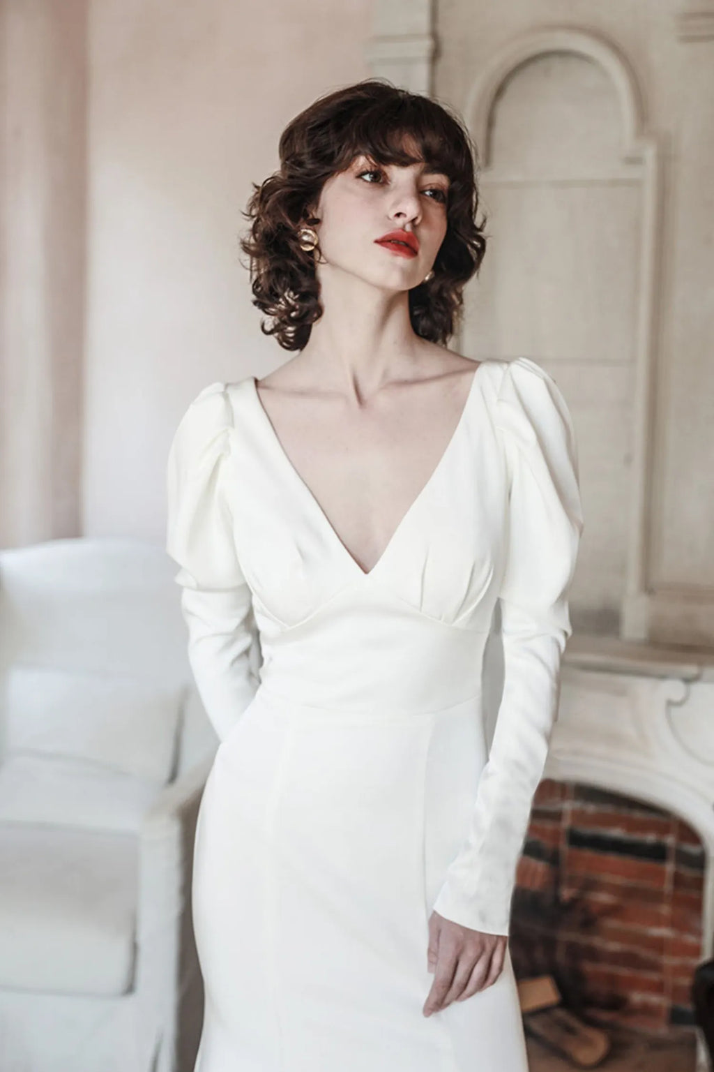 Robe mariée satin manches bouffantes épaules rembourrées décolleté V profond