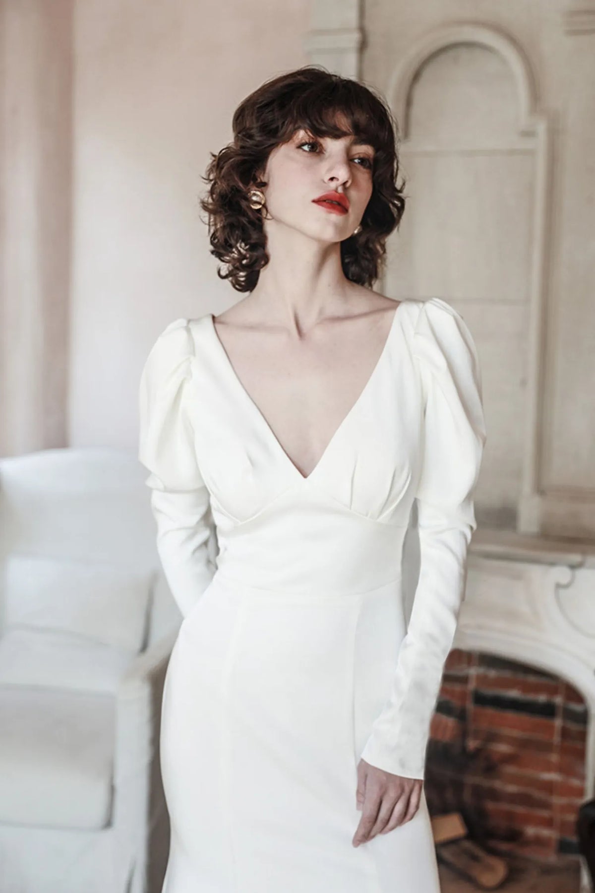Robe mariée satin manches bouffantes épaules rembourrées décolleté V profond