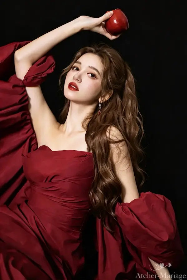 Shooting d'inspiration mariage : robe en taffetas bordeaux avec un style éditorial et sophistiqué.