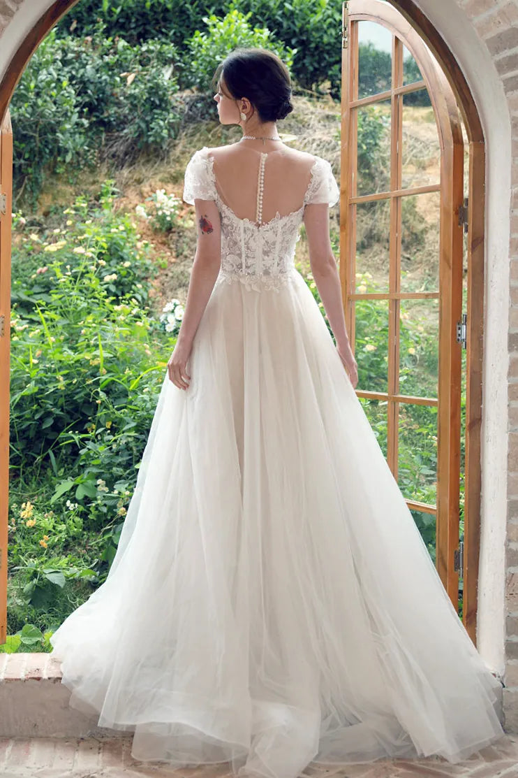 Robe de mariée vintage dos nu présente les broderies délicates et dentelle 3D jusqu'à la taille.