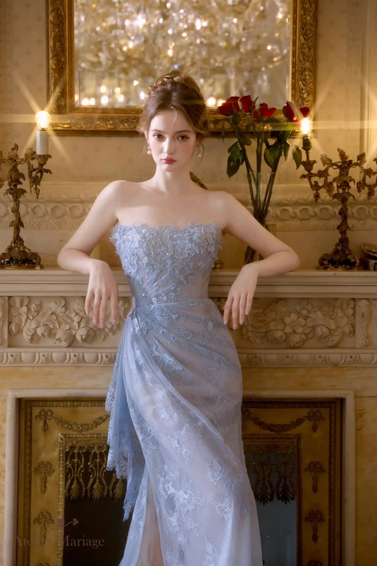 Silhouette élancée et sculptée par la coupe 3D de la robe de mariée fendue sur-mesure.