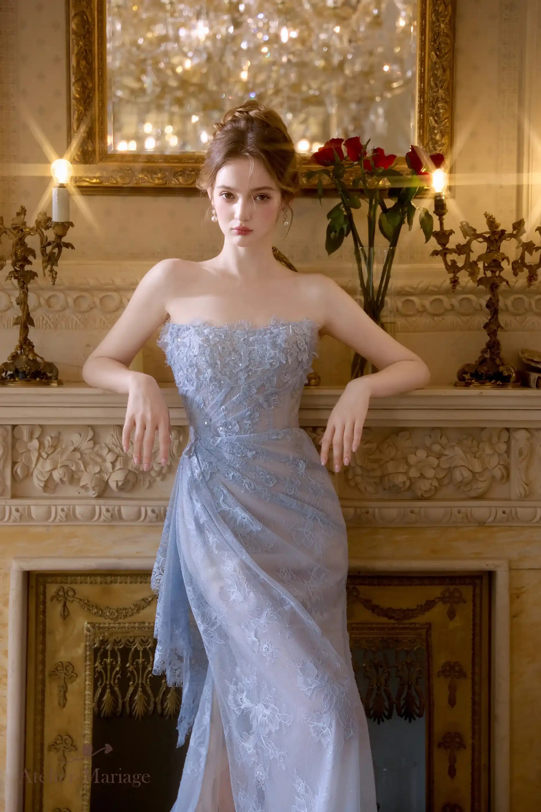 Silhouette élancée et sculptée par la coupe 3D de la robe de mariée fendue sur-mesure.